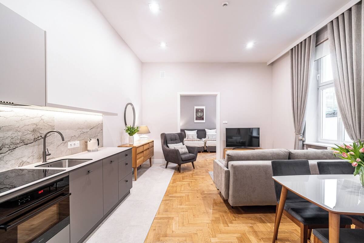 Un apartamento moderno con cocina, comedor y sala de estar.