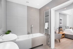 Bathroom shower - Venetian House Market Square Aparthotel (Kraków)
