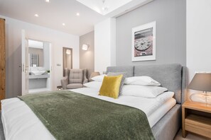 Family Duplex Suite | Hypo-allergenic bedding, in-room safe, iron/ironing board, free WiFi - Venetian House Market Square Aparthotel (Kraków)