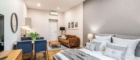 Ropa de cama hipoalergénica y caja de seguridad en la habitación