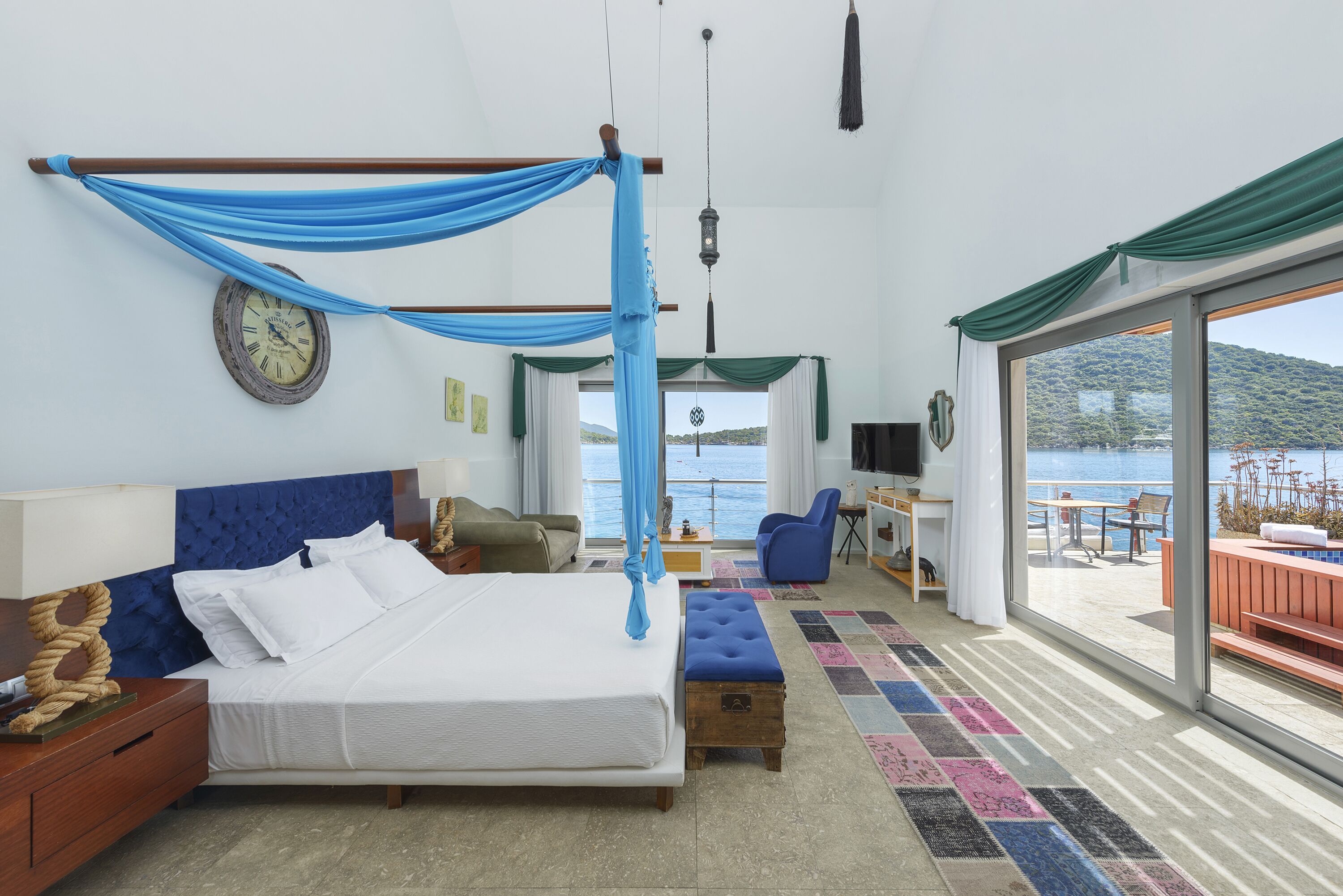 deluxe room, jetted tub, sea view | minibar, in-room safe, desk, soundproofing