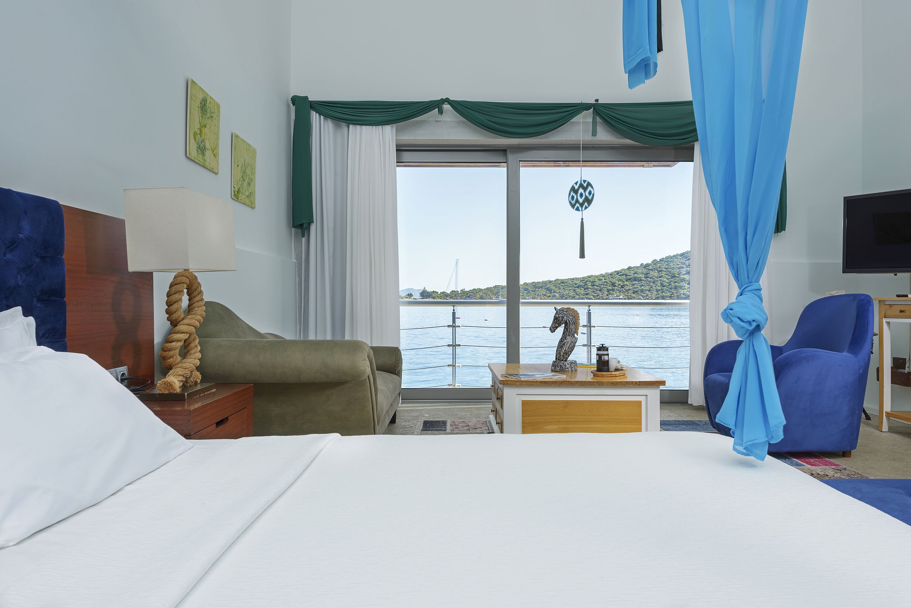 deluxe room, jetted tub, sea view | minibar, in-room safe, desk, soundproofing