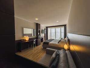 Suite, Lake View | Minibar, in-room safe, desk, blackout drapes - Hotel Bel Sit (Meina)