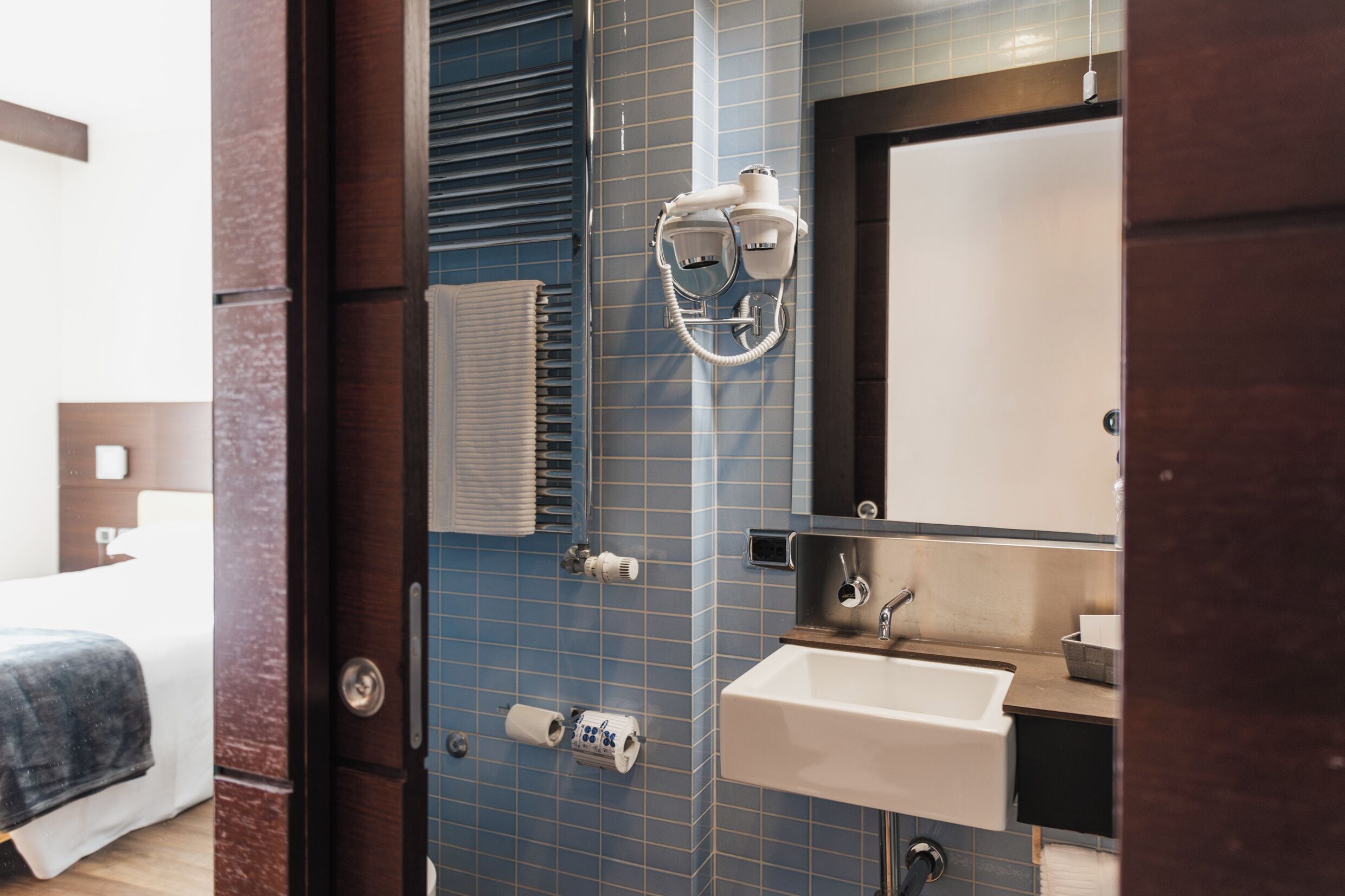 standard single room | room amenity