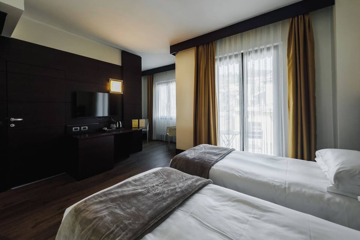 Economy Standard Double or Twin Room | 미니바, 객실 내 금고, 책상, 암막 커튼