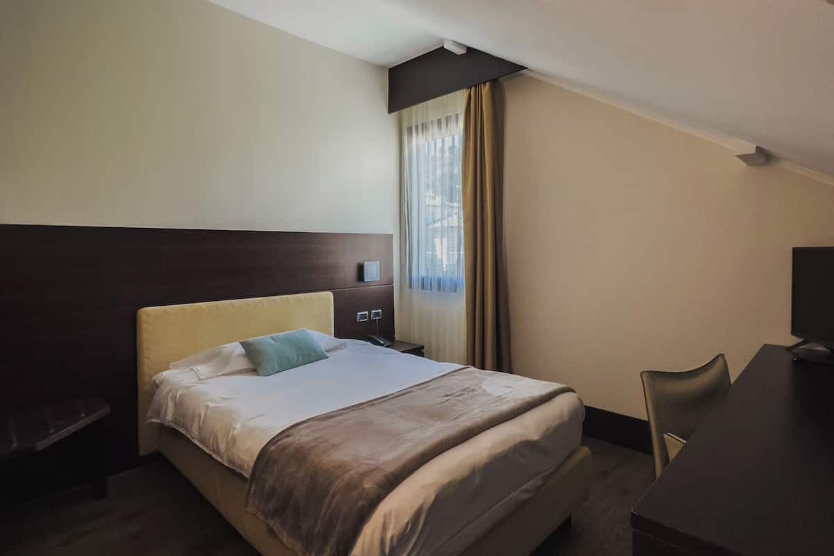 Basic Single Room | Minibar, in-room safe, desk, blackout drapes