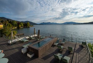 Una piscina al aire libre de temporada, sillones reclinables de piscina