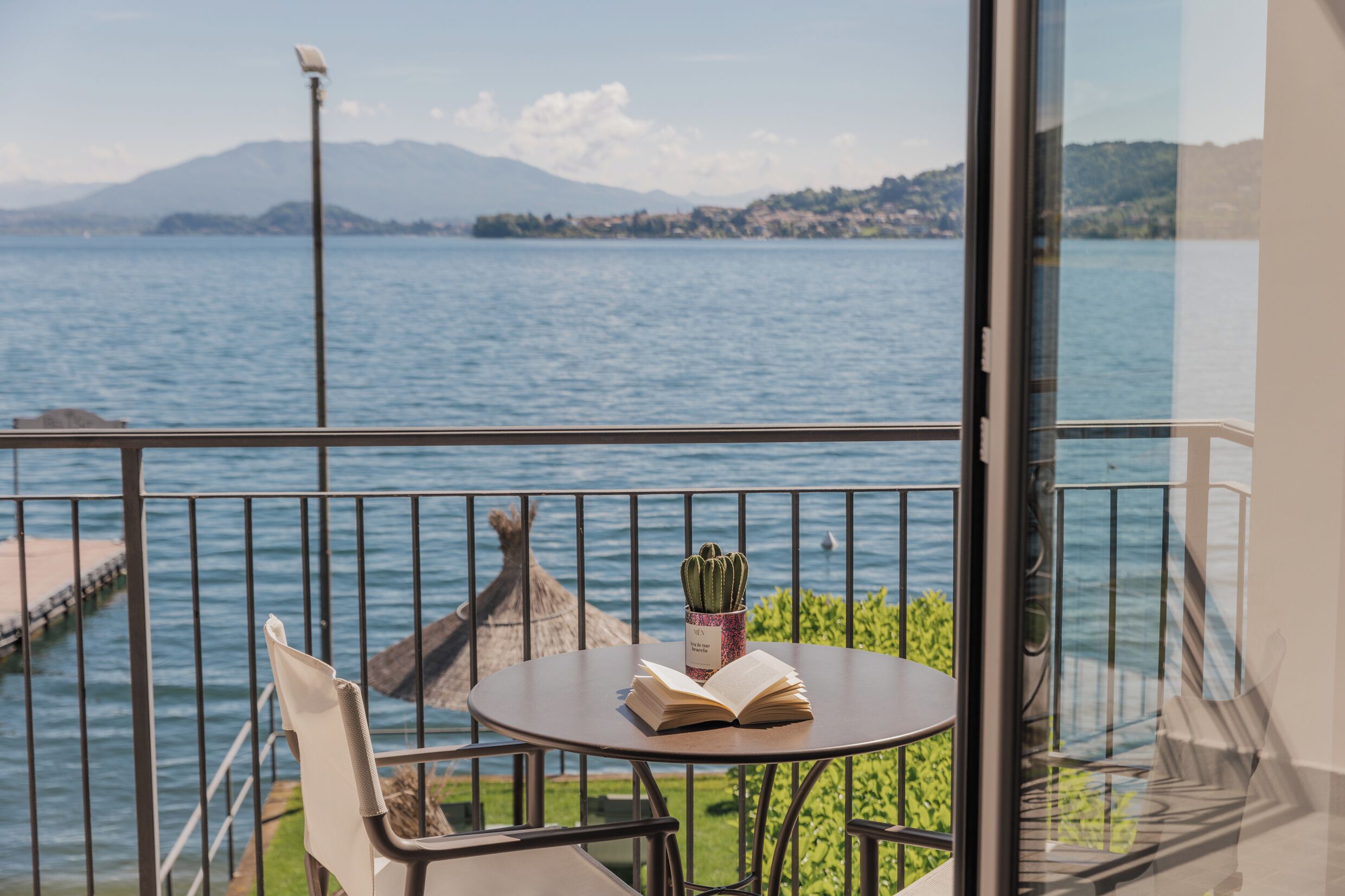 Ein Balkon mit Tisch, Stuhl und einer Sukkulante.