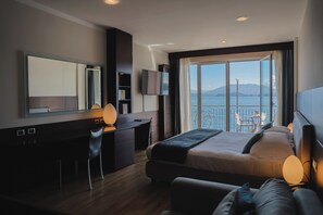 Suite, utsikt mot innsjø | Minibar, safe på rommet, skrivebord og blendingsgardiner