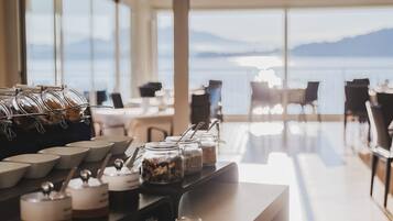 Tägliches Frühstücksbuffet (16 EUR pro Person)