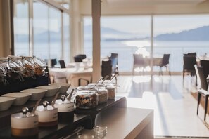 Tägliches Frühstücksbuffet (16 EUR pro Person)