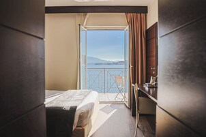 Minibar, caja de seguridad en la habitación y escritorio 