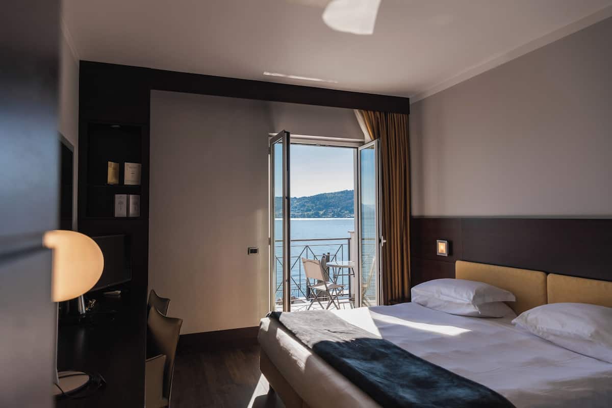 Standard Double or Twin Room, Lake View | Minibar, in-room safe, desk, blackout drapes