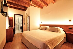 Cubrecamas, minibar, caja de seguridad en la habitación y escritorio 