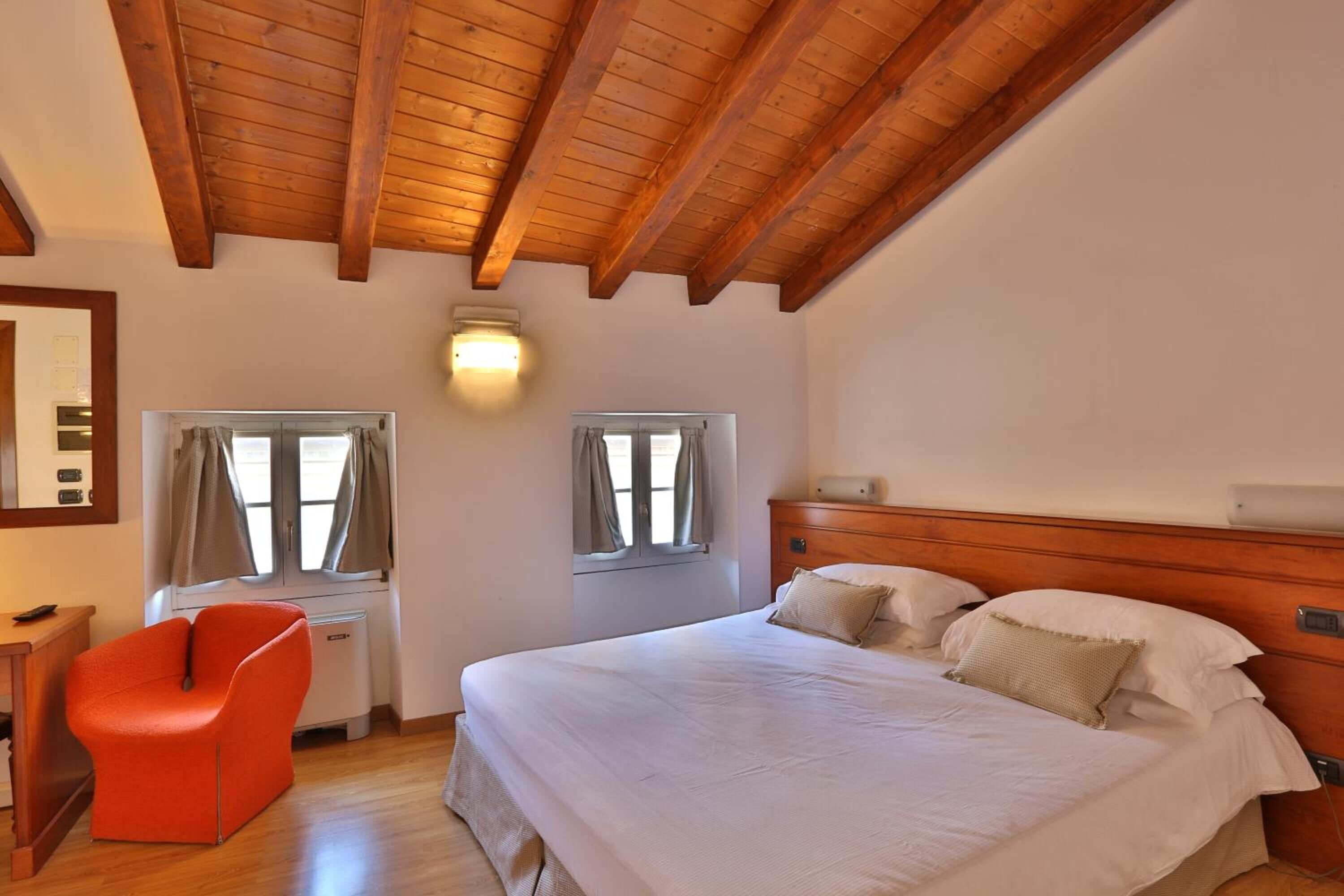 Copriletto in piuma, minibar, una cassaforte in camera, una scrivania