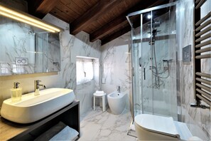 Douche, sèche-cheveux, chaussons, serviettes fournies
