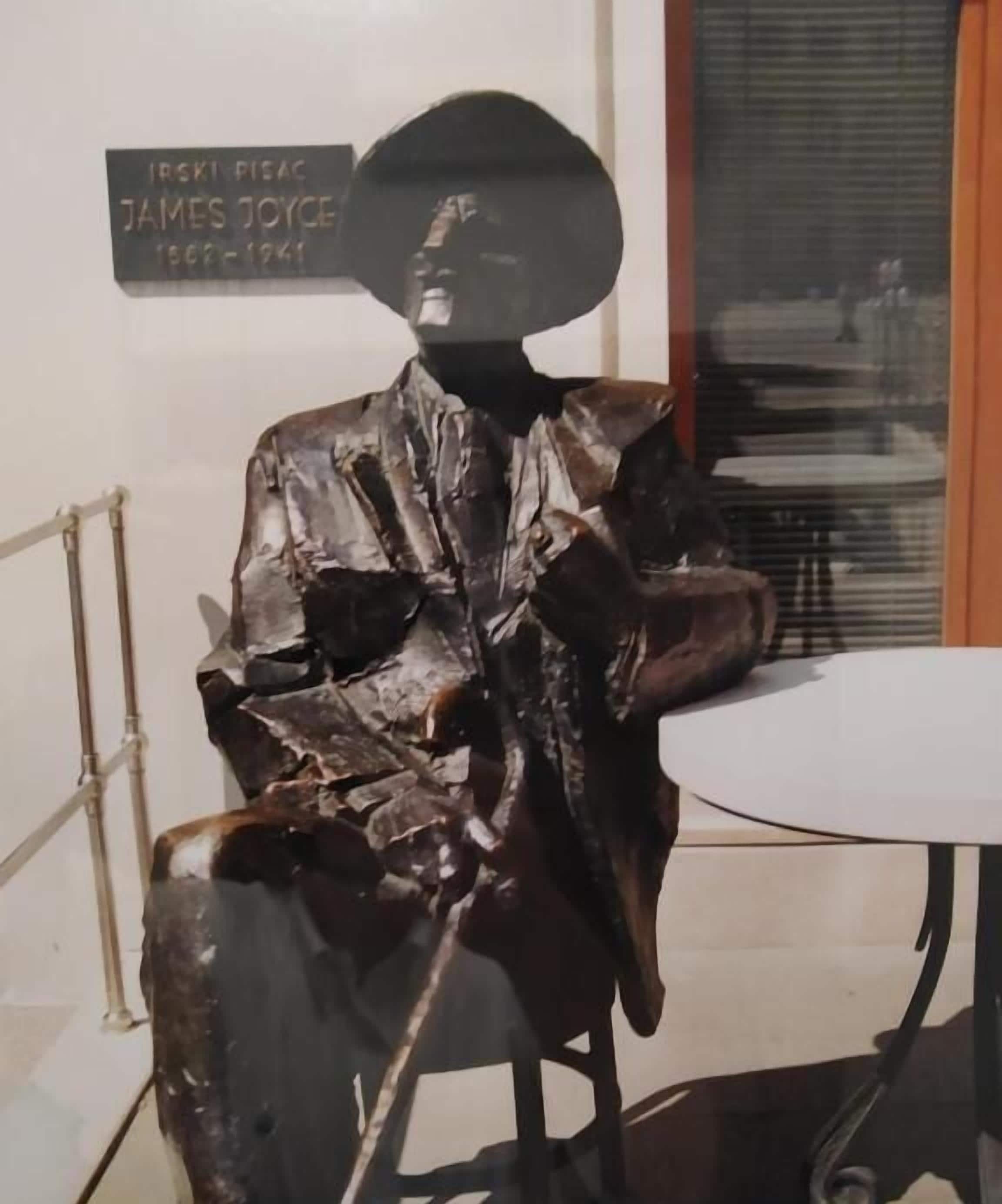 A sculpture of a seated figure with a sign above it reading "IRSKI RISAC JAMES JOYCE 1962-1941".