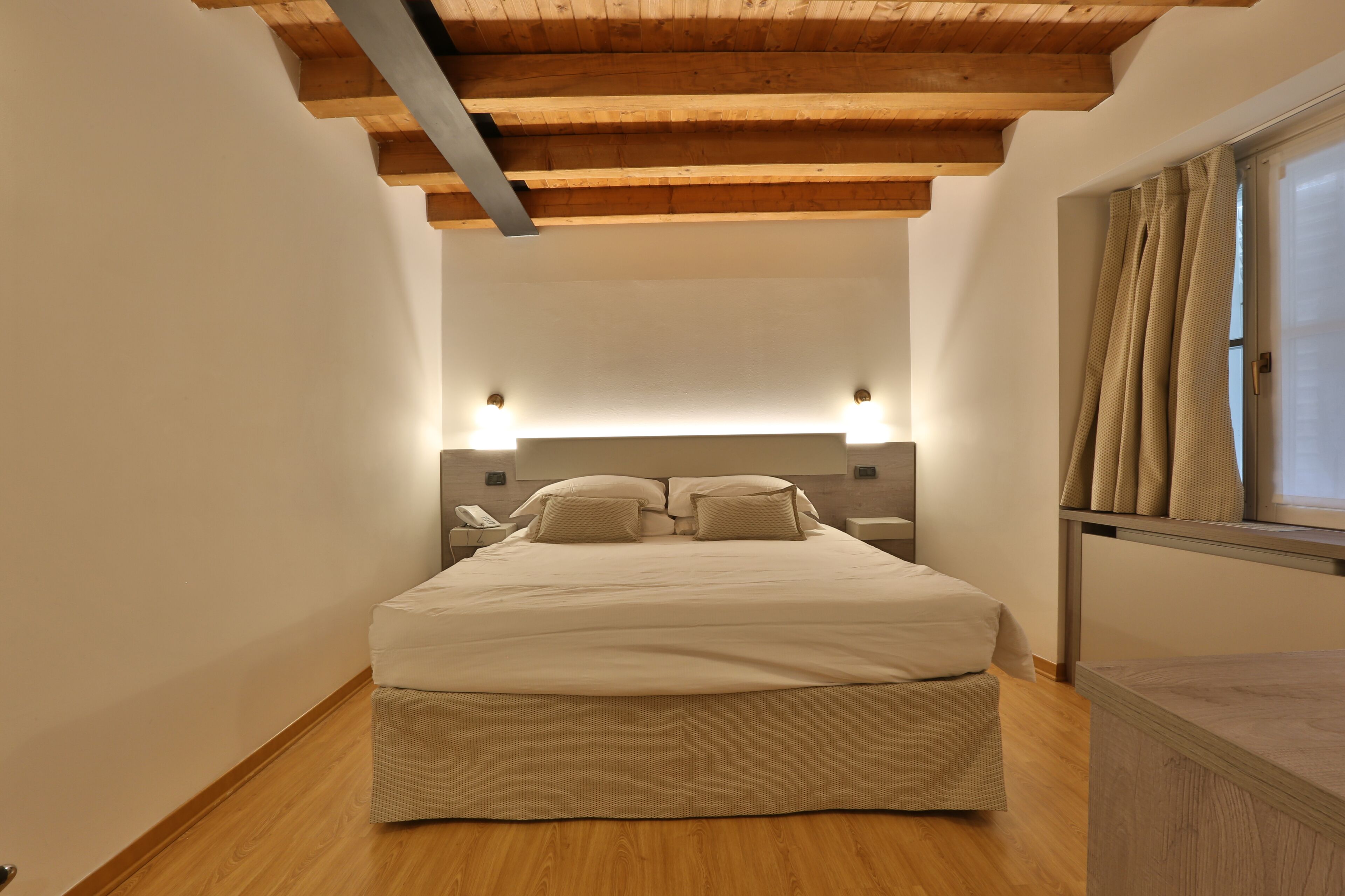 standard room | down duvets, minibar, in-room safe, desk