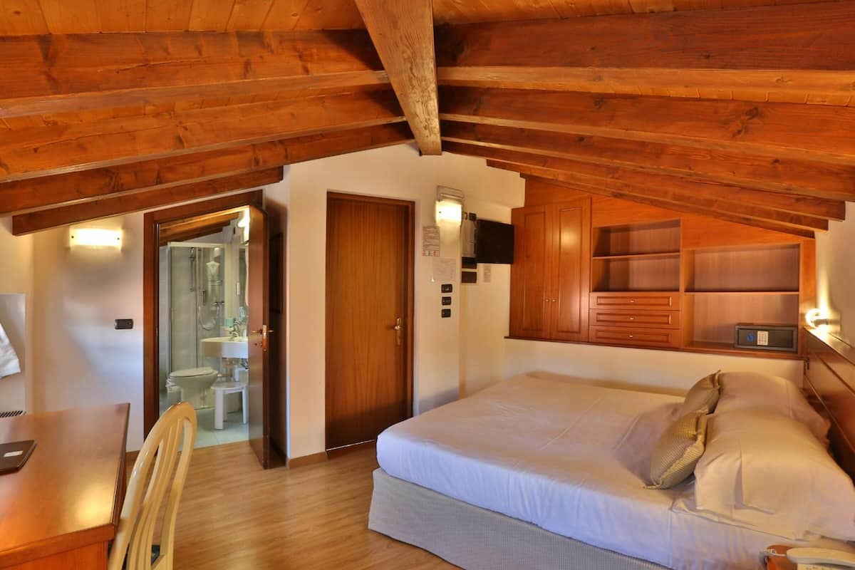 down duvets, minibar, in-room safe, desk