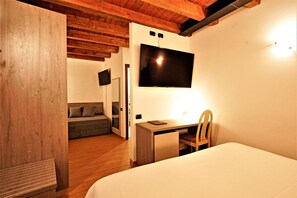 Cubrecamas, minibar, caja de seguridad en la habitación y escritorio 