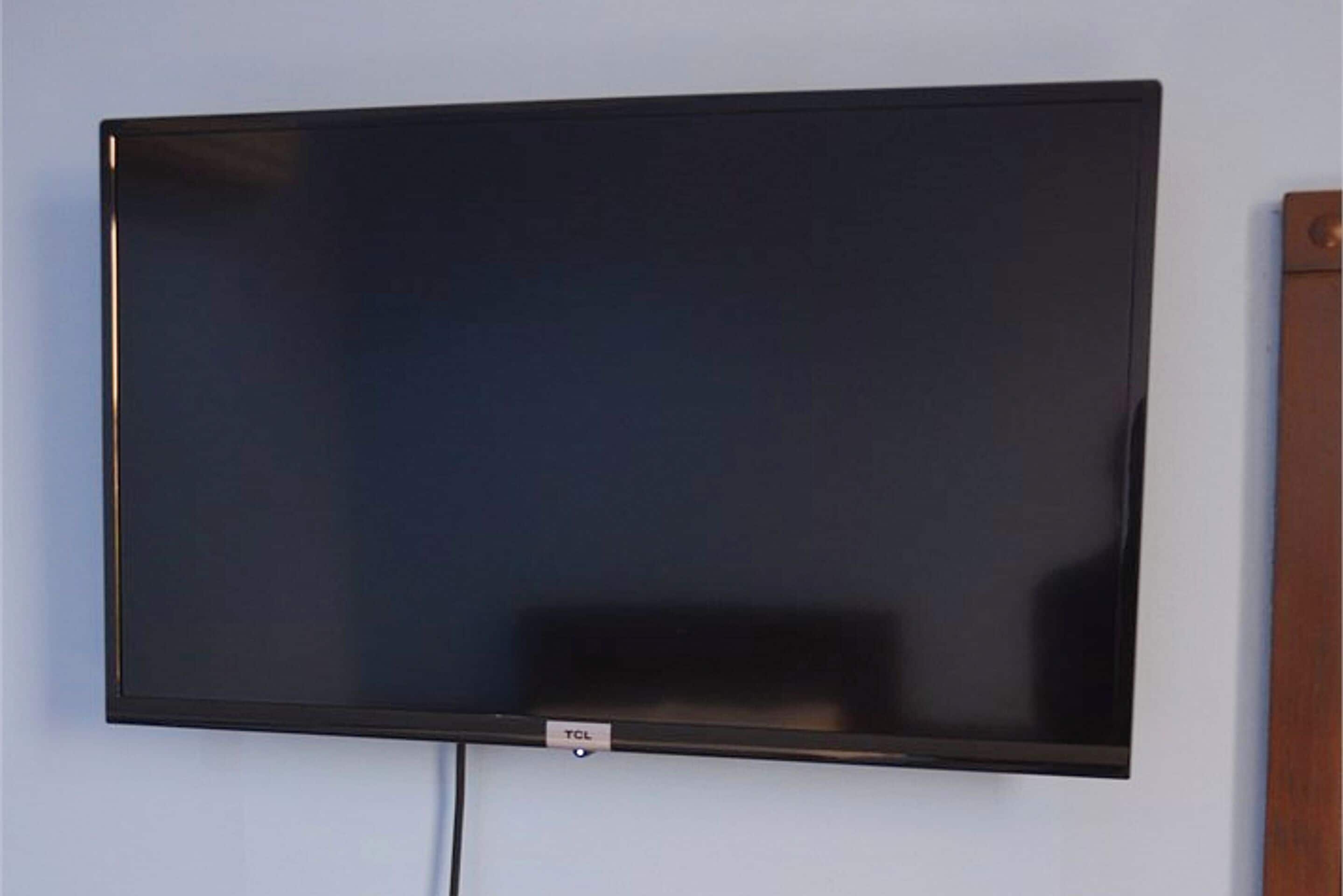 Un televisor de pantalla plana montado en la pared.