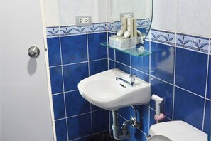 Standard Twin Room | Bathroom | Shower, rainfall showerhead, free toiletries, towels