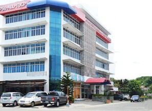 Free self-parking - ALU Hotel Davao (Davao)