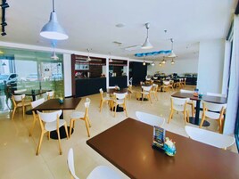 Desayuno buffet diario (MYR 25 por persona)