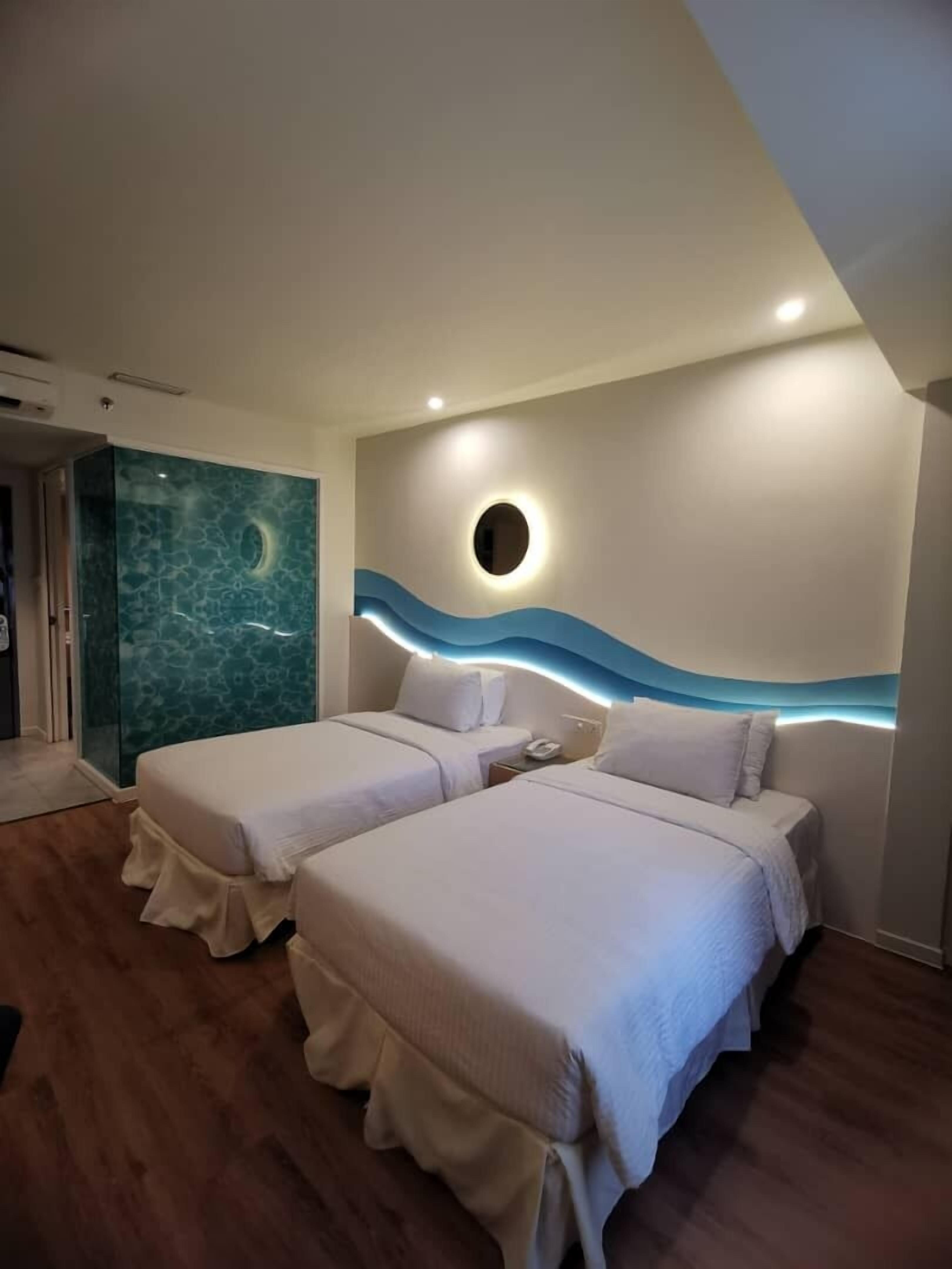 Kamar Twin Deluks | Minibar, brankas, meja kerja, dan tirai kedap cahaya