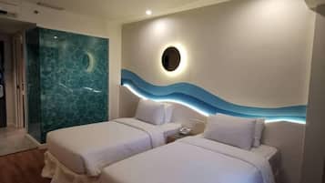 Deluxe Twin | Minibar, in-room safe, desk, blackout drapes