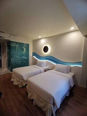 华丽双床房 | 迷你吧、客房内保险箱、办公桌、遮光窗帘