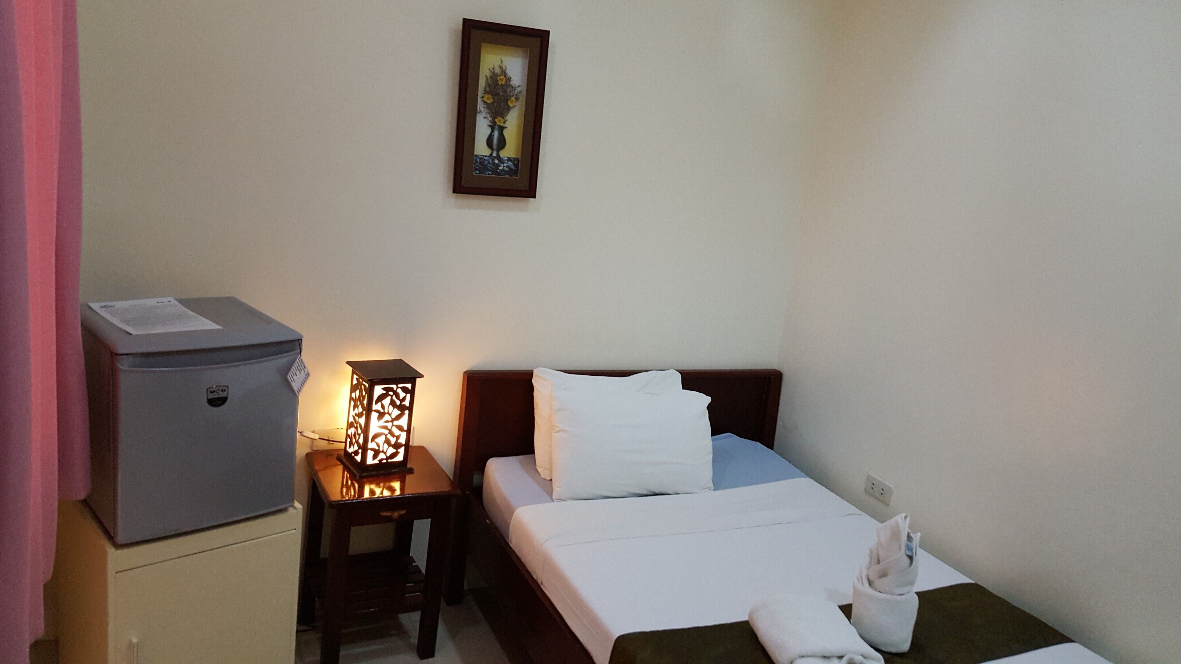 Seprai premium, minibar, brankas, dan meja kerja
