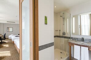 Shower, free toiletries, hair dryer, towels - Hampton by Hilton Amsterdam / Arena Boulevard (Amsterdam)