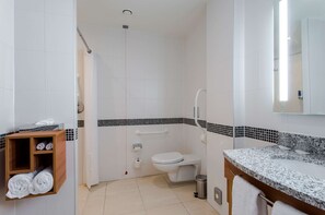 Rom, 1 queensize-seng med sovesofa, tilgjengelighetstilpasset | Bad | Dusj, toalettartikler (inkludert), hårføner og håndklær