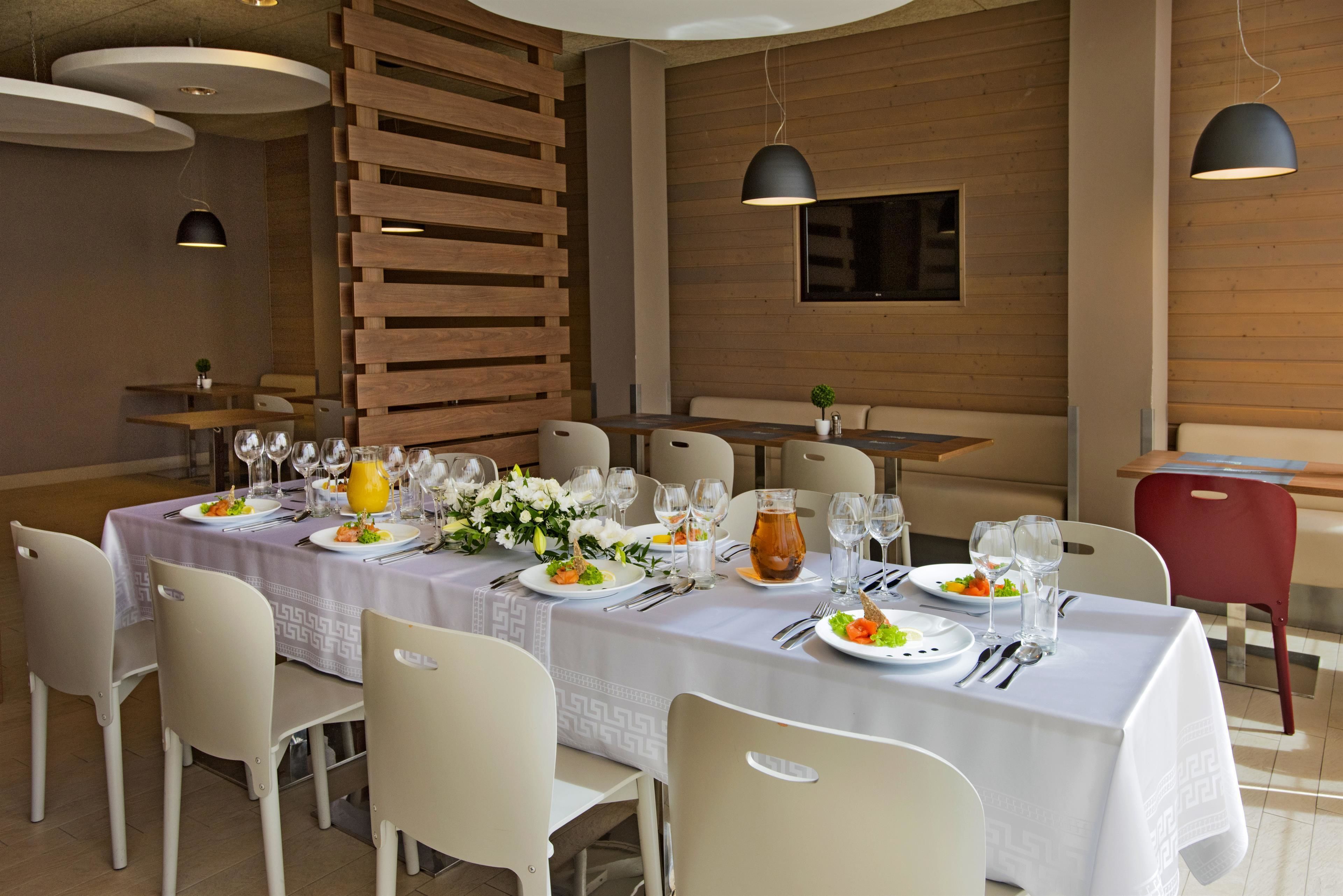 breakfast, lunch, dinner served; international cuisine