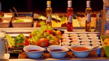 Ein reichhaltiges Buffet mit Speisen und Getränken.