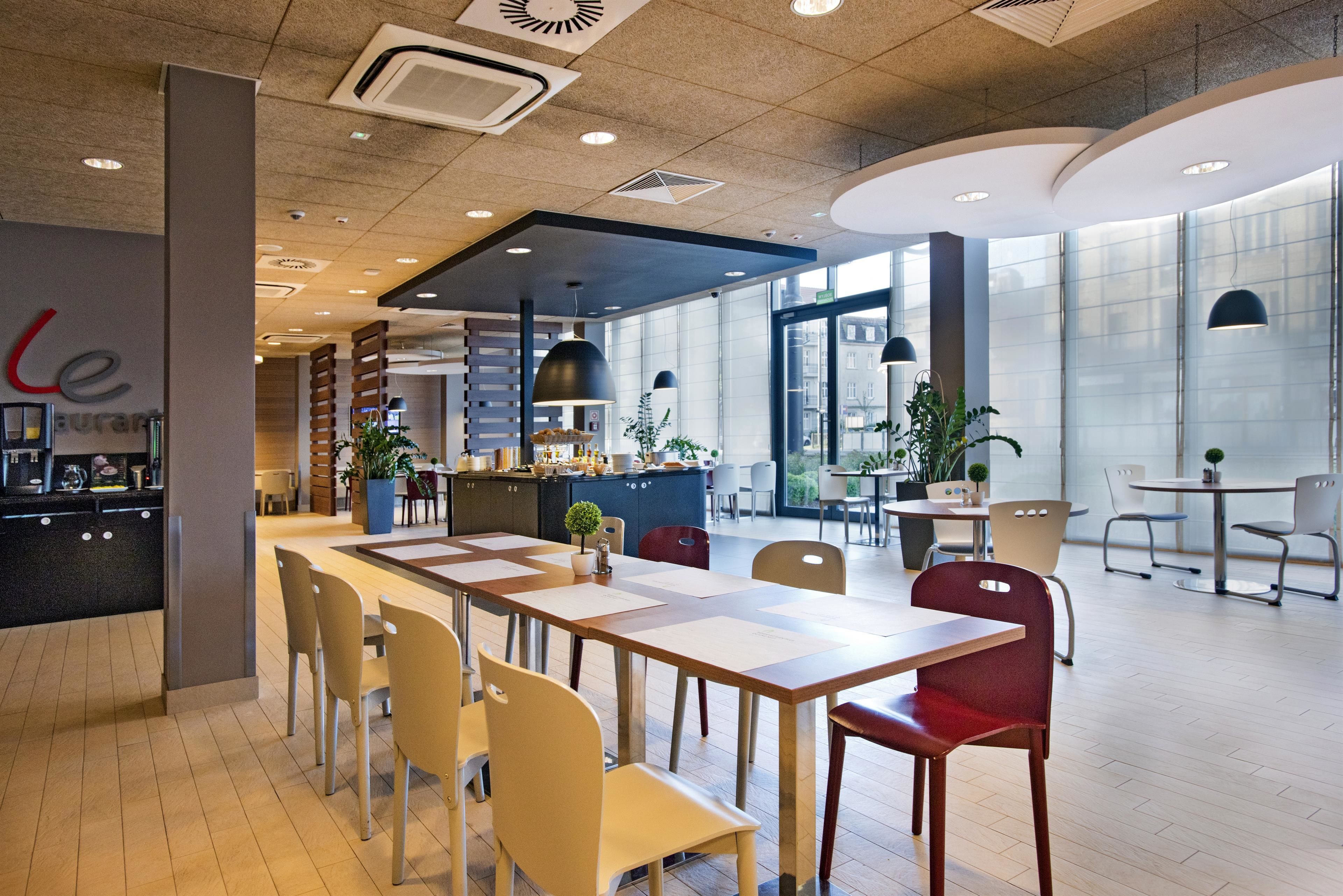 breakfast, lunch, dinner served; international cuisine