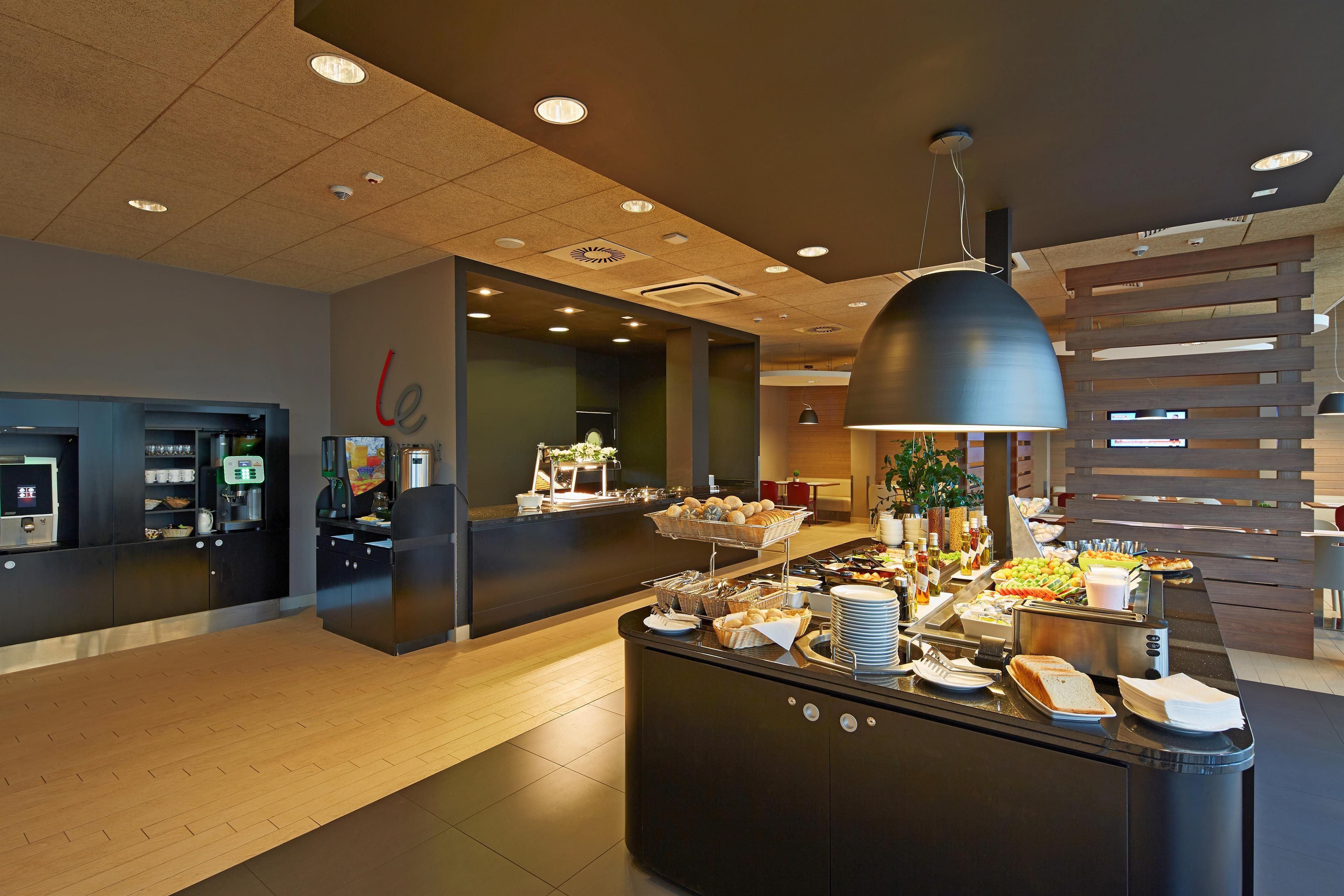 daily buffet breakfast (pln 55 per person)