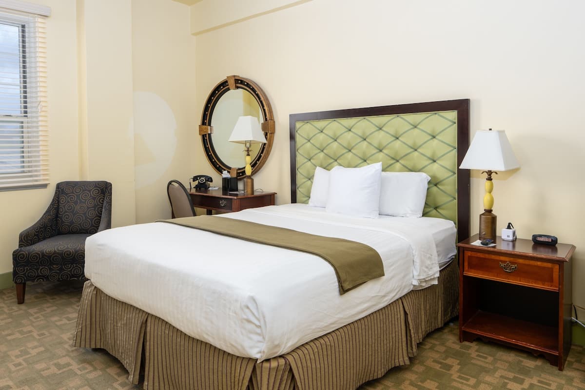 room, 1 king bed | premium bedding, desk, laptop workspace, free wifi