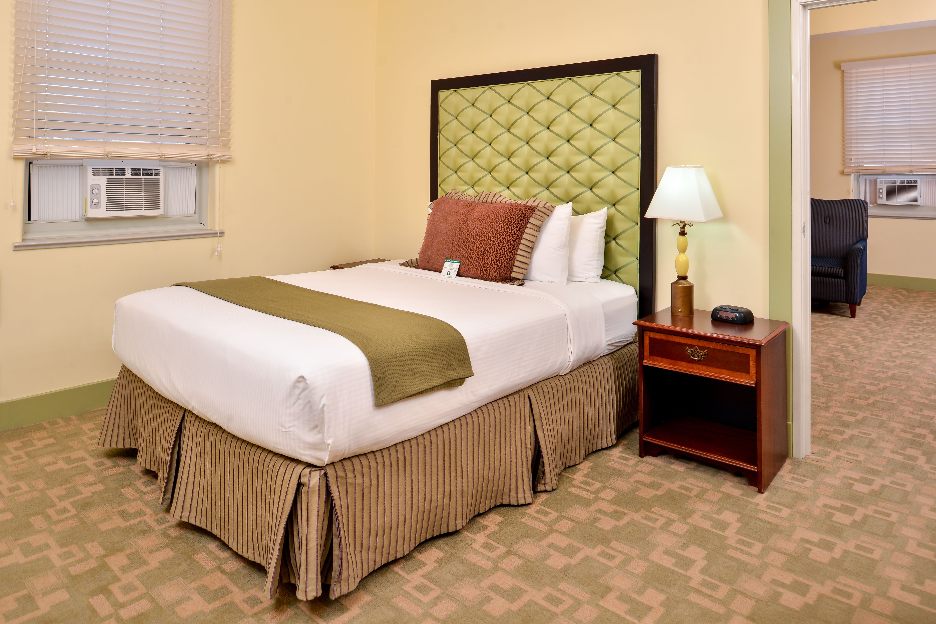 suite, 1 queen bed | premium bedding, desk, laptop workspace, free wifi