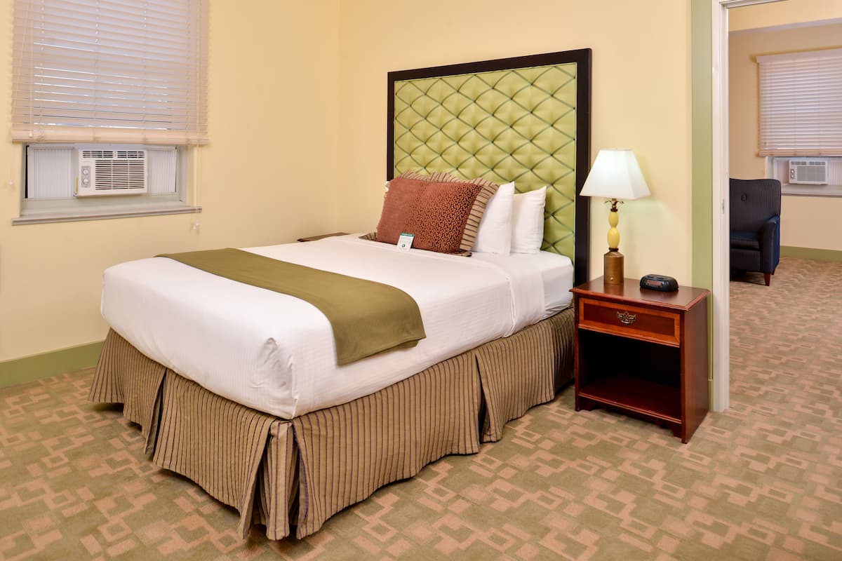 suite, 1 queen bed | premium bedding, desk, laptop workspace, free wifi