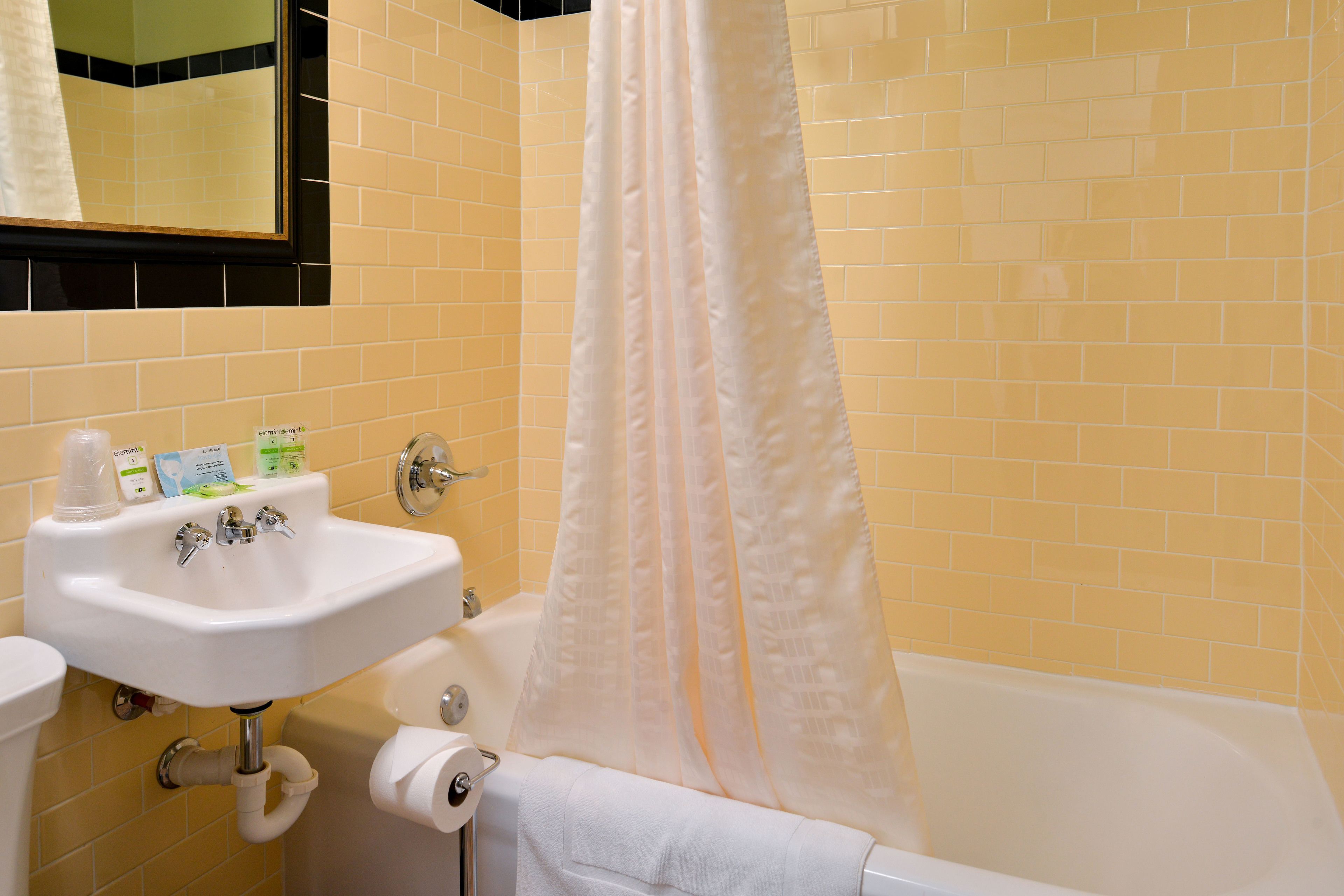 room, 1 queen bed | bathroom | combined shower/bathtub, hair dryer, towels