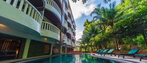 Piscine extérieure, piscine naturelle, chaises longues