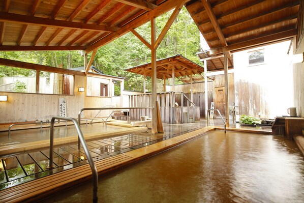 Seasonal outdoor pool - Ginsuiso Bekkan Choraku (Kobe)