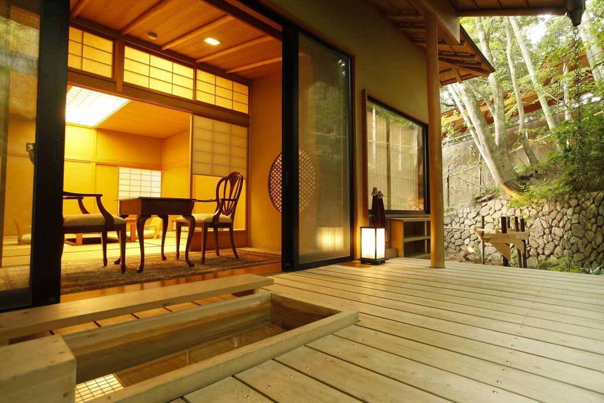 Una habitació japonesa tradicional amb tatami, una taula baixa i una cadira.
