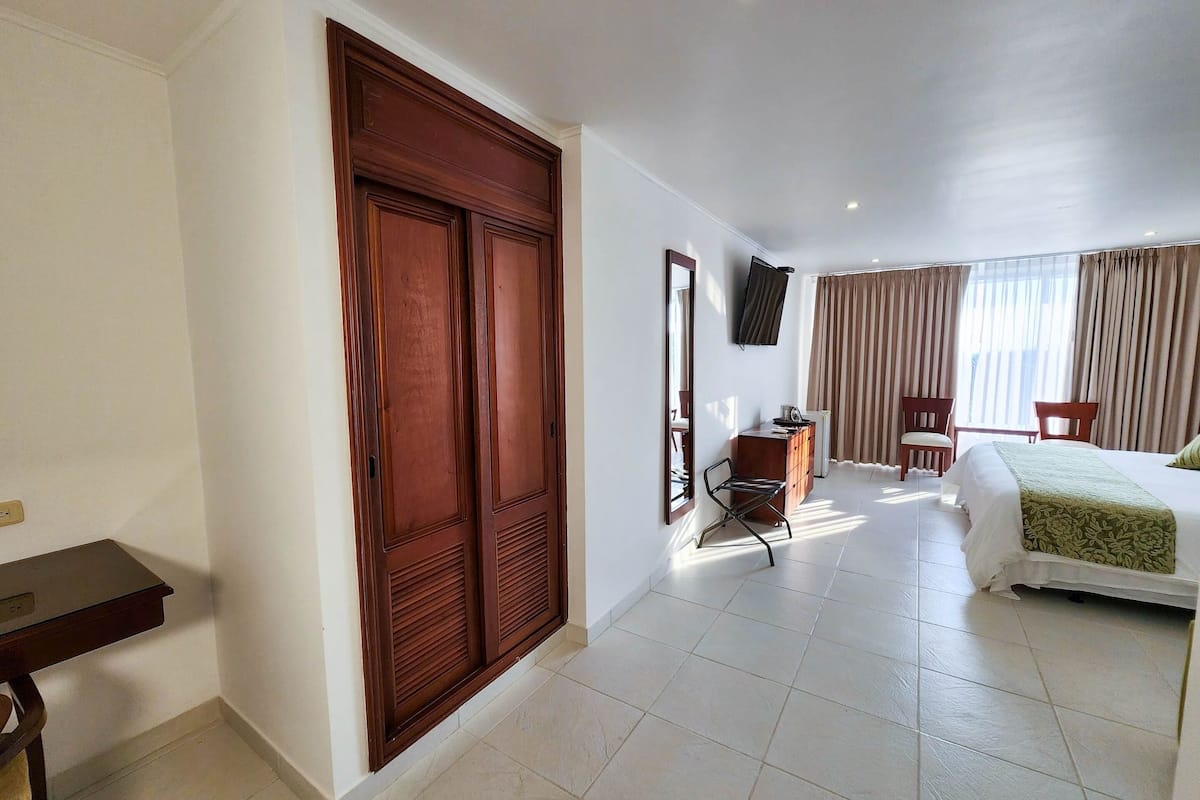 junior studio suite, 1 king bed | 1 bedroom, premium bedding, bed sheets
