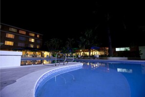 Outdoor pool, sun loungers - Hotel Anaconda (Leticia)