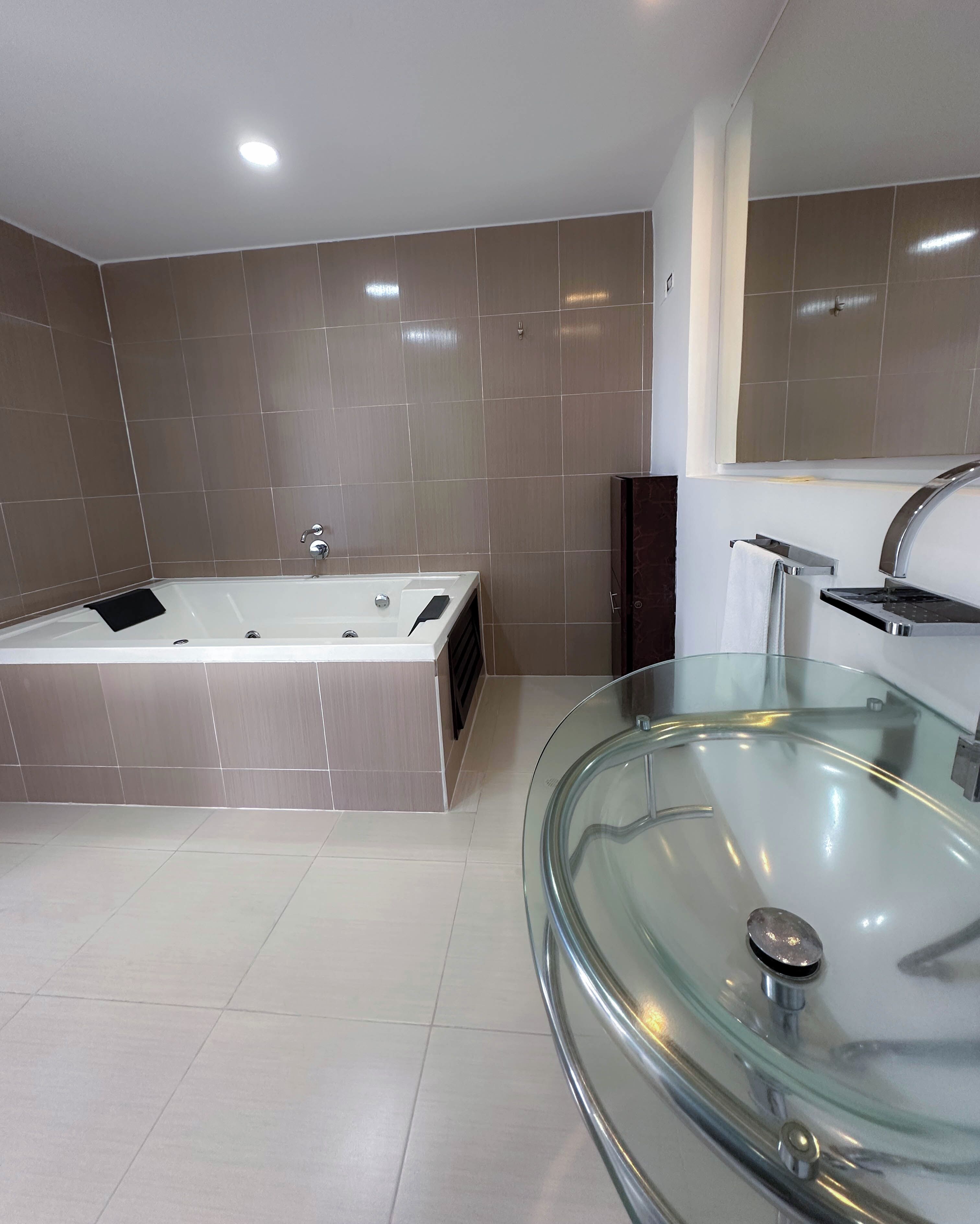 presidential studio suite, jetted tub | bathroom | free toiletries, towels, soap, shampoo