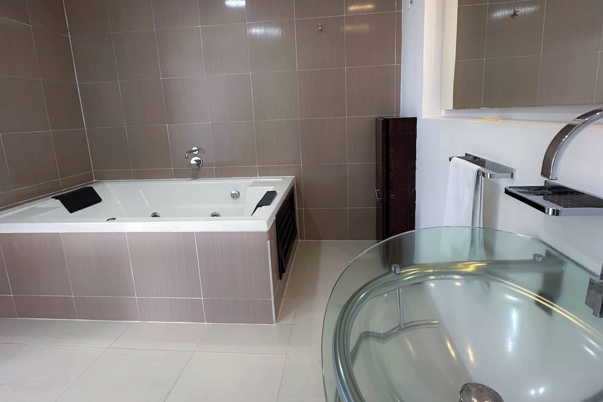 presidential studio suite, jetted tub | bathroom | free toiletries, towels, soap, shampoo