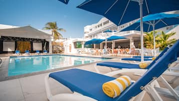 Outdoor pool, pool loungers